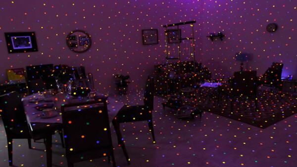 Yayoi Kusama nació en 1929 en Japón. Es una de las artistas contemporáneas más significativas del siglo XX. Empezó su carrera en los años cuarenta. En 1977 se internó voluntariamente en un hospital psiquiátrico.