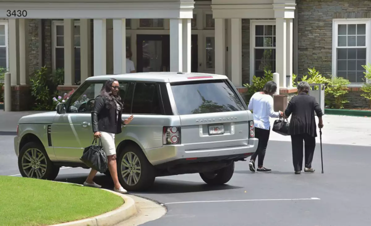 La familia de Bobbi arrivando el Peachtree Christian Hospice en días pasados, pues están al pendiente de la salud de la cantante