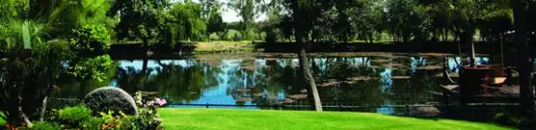 En el rancho habitan en libertad patos, venados y pavos reales, entre otras especies. En el enorme lago hay una amplia variedad de coloridos peces.