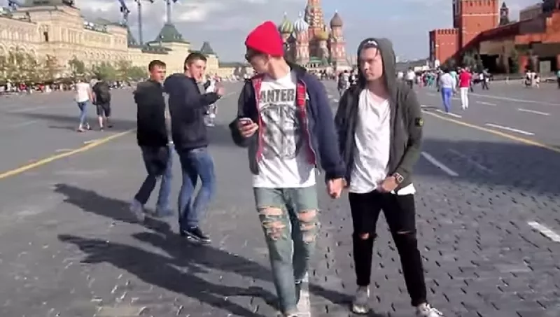 rusos agarrados de la mano