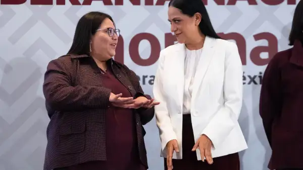 Citlalli Hernández y Ariadna Montiel durante la jornada de anuncios de los perfiles para coordinador.