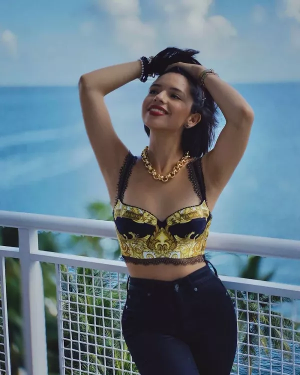 escotes-manera.de.vestir.angela.aguilar.jpg