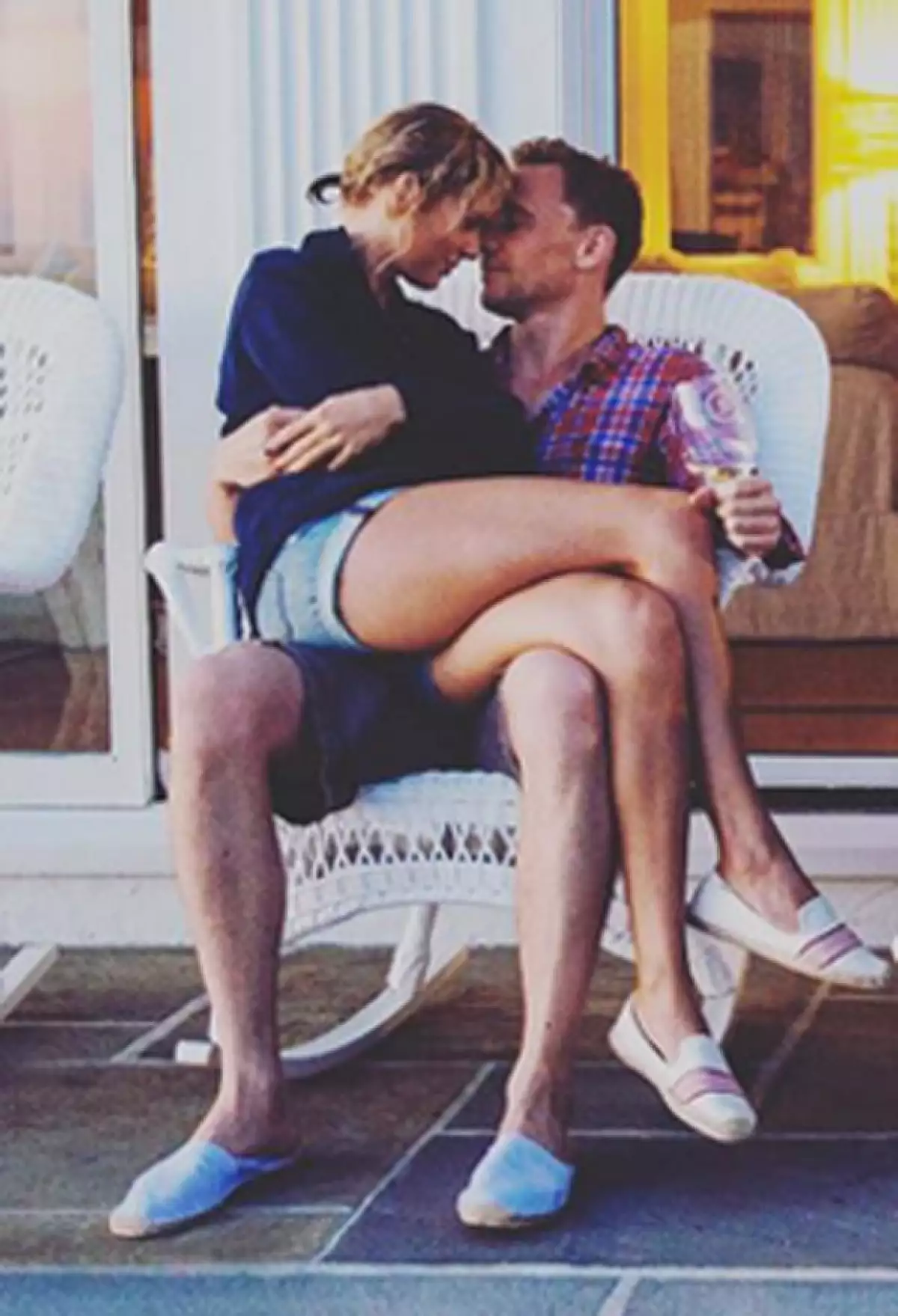 La pareja hizo oficial su romance el pasado 4 de julio, fecha que celebraron en la casa de la cantante.