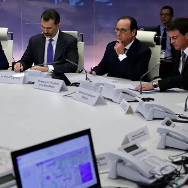 El presidente francés, Francois Hollande; el primer ministro francés, Manuel Valls; el rey de España, Felipe VI y su esposa, la reina Letizia, asistieron a una reunión de crisis sobre el accidente. 