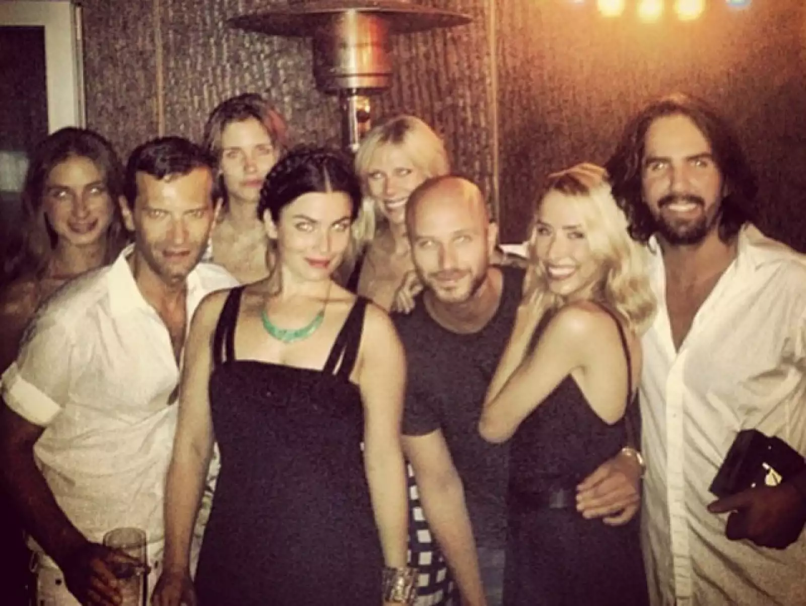 El black dress un básico en cualquier guardarropa, y Victoria lo realza con el collar y la trenza al estilo Frida.