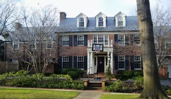 En esta casa vivieron los Duqes de Palma y sus cuatro hijos en Washington por tres años,