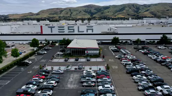 (Planta industrial de Tesla en California)