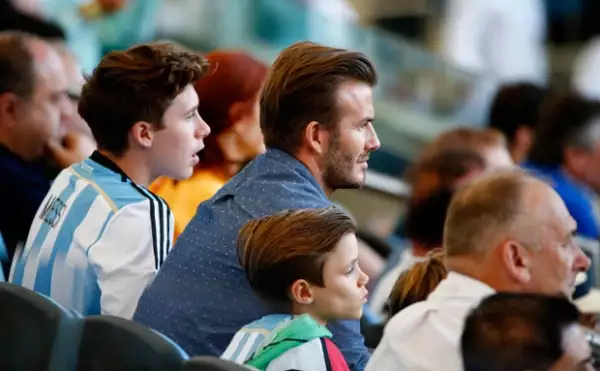 Los hombres de la familia Beckham miraban atentamente el partido en el que Alemania se coronó como campeón de la Copa del Mundo.