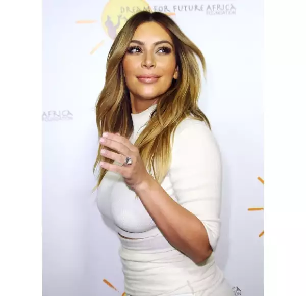 La mediana de las Kardashian dejó ver las curvas de su cuerpo en un vestido entallado.