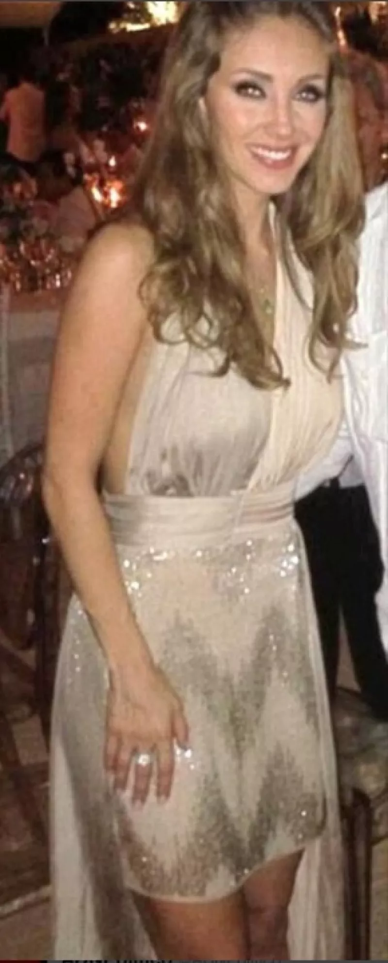 La actriz llamó la atención en la boda de Ludwika Paleta y Emiliano Salinas por su carismática personalidad y su destapado vestido.