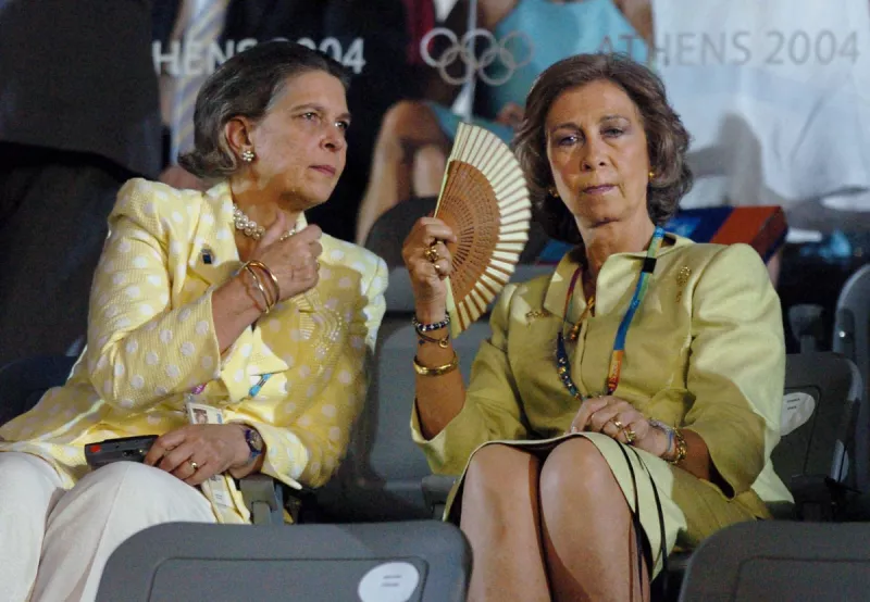 La reina de España Sofía (R) se sienta con su hermana la princesa Irene de Grecia antes del inicio de la ceremonia de apertura de los Juegos Olímpicos de 2004 en el estadio olímpico de Atenas, el 13 de agosto de 2004.