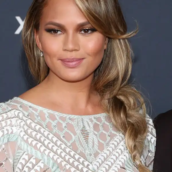 Chrissy Teigen en el Pre-Super Bowl Honors de la NFL del 2015.