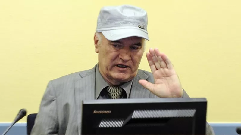 mladic saluda al inicio del juicio en su contra
