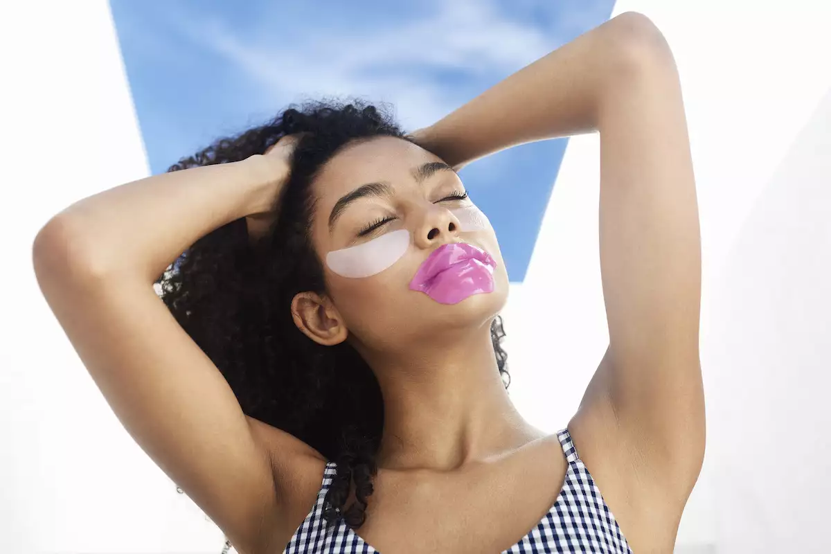 Chica usando productos para el cuidado de la piel. Estas son las tendencias de skincare en 2022. 