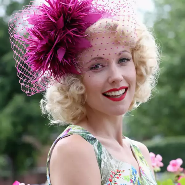 Los sombreros aveces complementan los outifits.