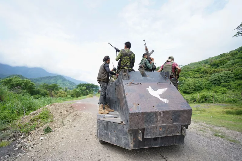 El municipio de Coalcomán comienza a lucir abandonado tras los constantes enfrentamientos entre el Cartel Jalisco Nueva Generación (CJNG) y los grupos denominados de autodefensas. En la imagen, hombres armados lucen abordo de un vehículo monstruo blinda