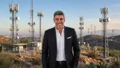 Arturo Elías Ayub, rodeado de torres de telecomunicaciones. 