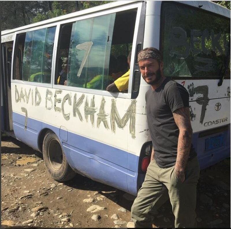 Pese a ser una leyenda del futbol, Beckham mostró su sencillez al jugar un partido con las tribus locales.