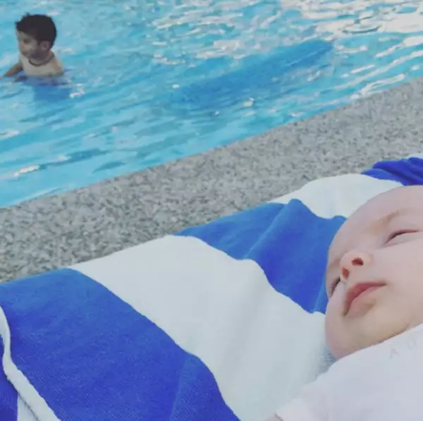 Mientras Erik disfrutaba de la piscina, Lidia y su bebé lo veían de lejos.