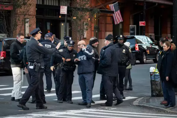 La policía de NY acudió por el paquete sospechoso.