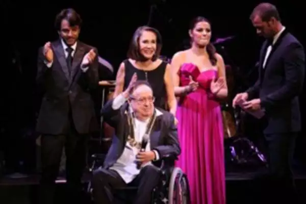 Derbez estuvo presente en uno de los homenajes más importantes al comediante mexicano.