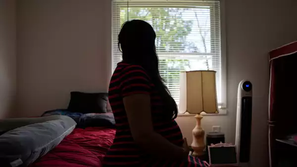 Barbara, una solicitante de asilo embarazada de 35 años de Cuba, posa para un retrato en Louisville, Kentucky, EE. UU., el 9 de mayo de 2025.