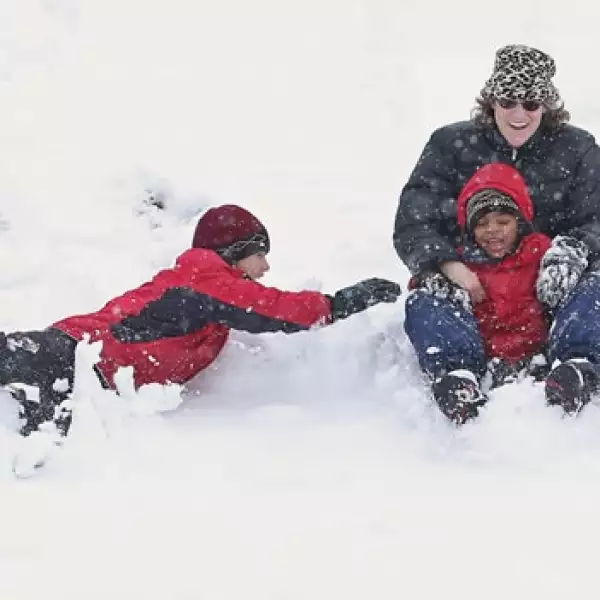 Una familia disfruta de la nieve en EU