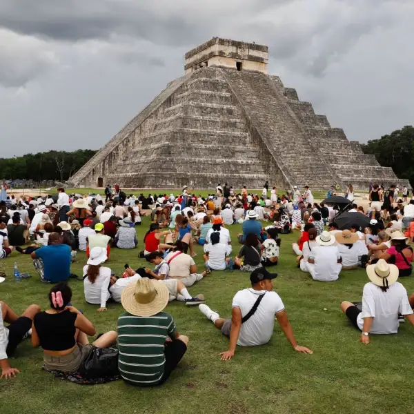 Turistas durante el equinoccio de otoño en Chichén Itzá, Yucatán.