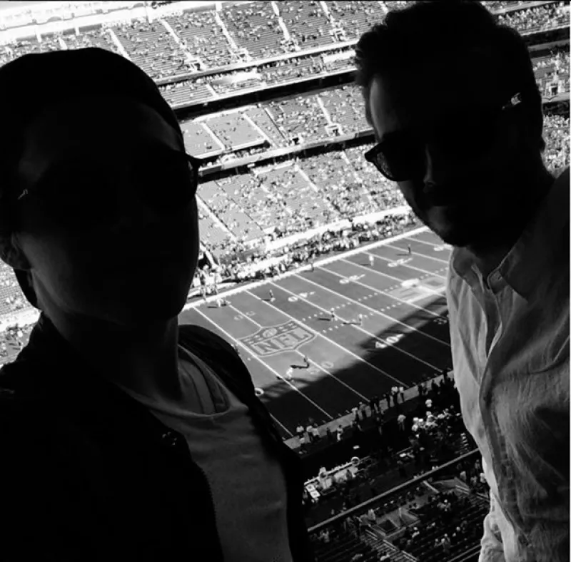 Brooklyn Beckham compartió un video en Instagram en el que salta en patineta sobre su papá. Sin duda se llevan de maravilla.