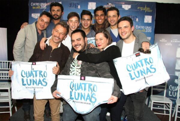 Juan Manuel Bernal, el director Sergio Tovar Velarde y el elenco de la película Cuatro Lunas.