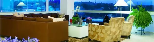 La sala, al estilo contemporáneo le añadieron detalles orientales que han traído de sus viajes.