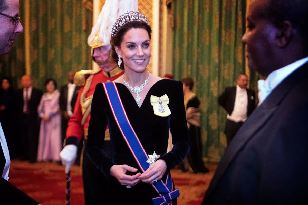 Kate Middleton rindió homenaje a la reina Isabel y a Lady Di en un mismo look.