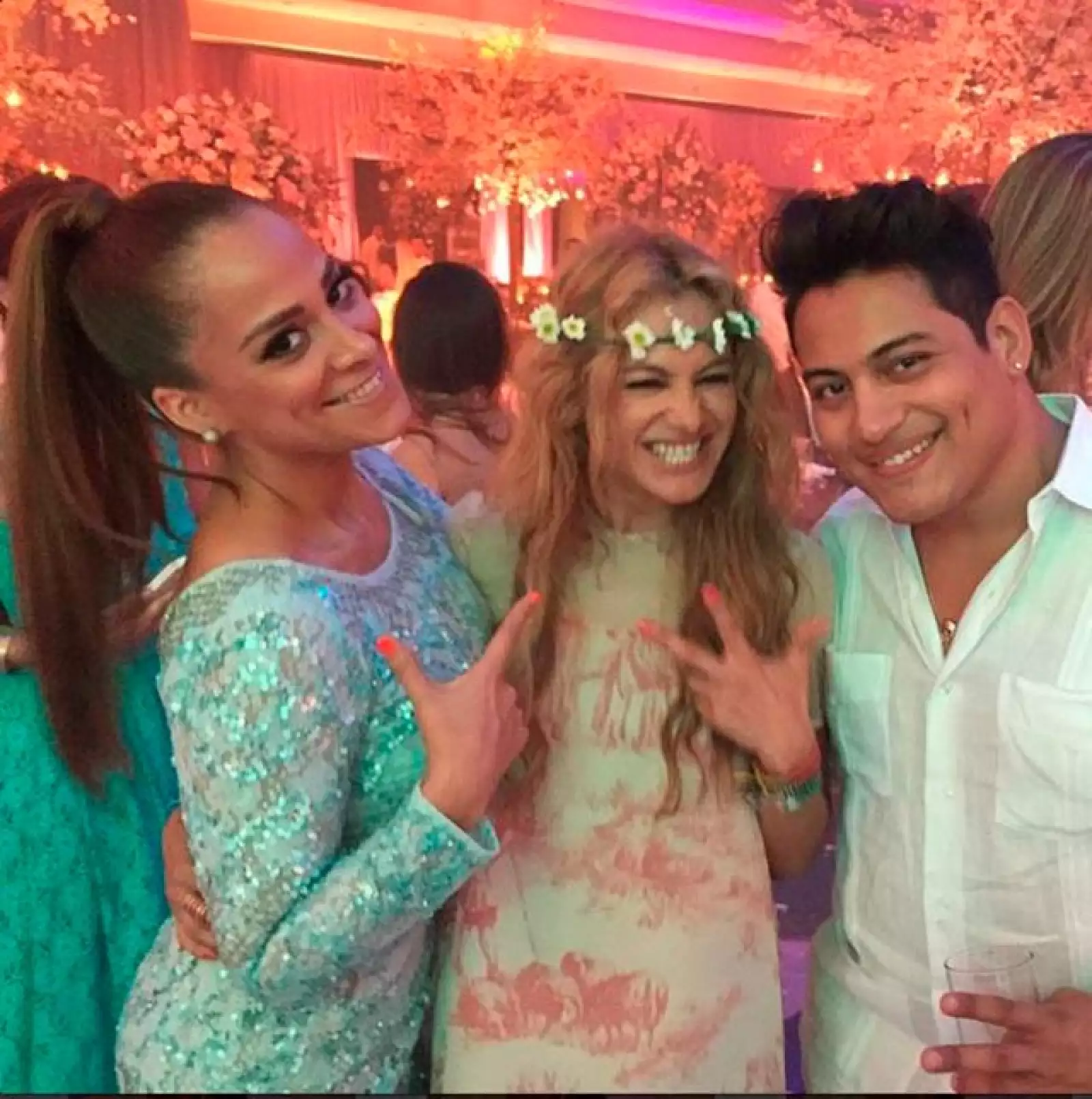 La cantante fue la madrina de Paulina y una de las más solicitadas durante a fiesta celebrada en el Moon Palace de Cancún.