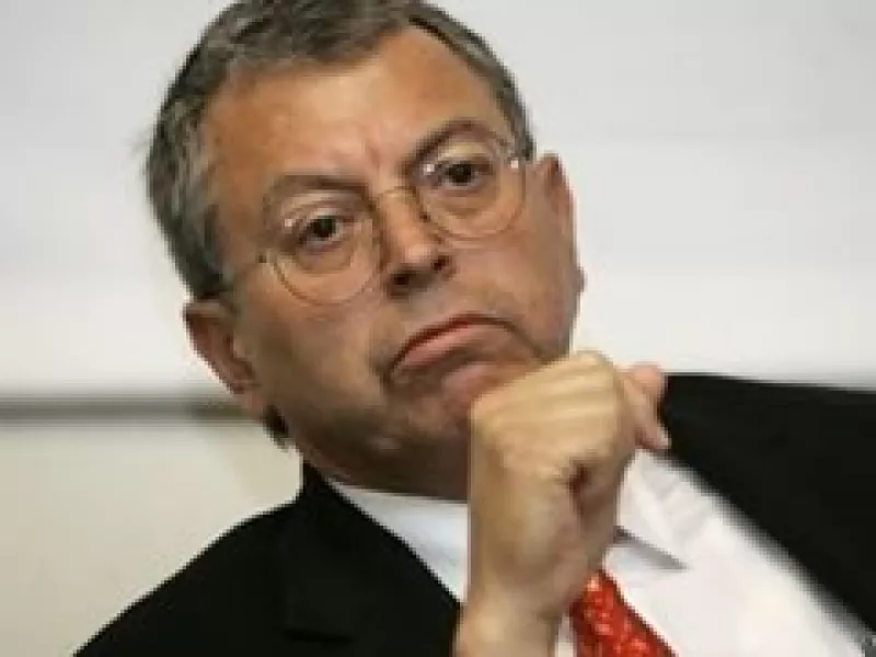 Camacho Solís pidió a su hijo un libro en inglés sobre historia de la política para quitarse la aburrición. (Foto: AP)