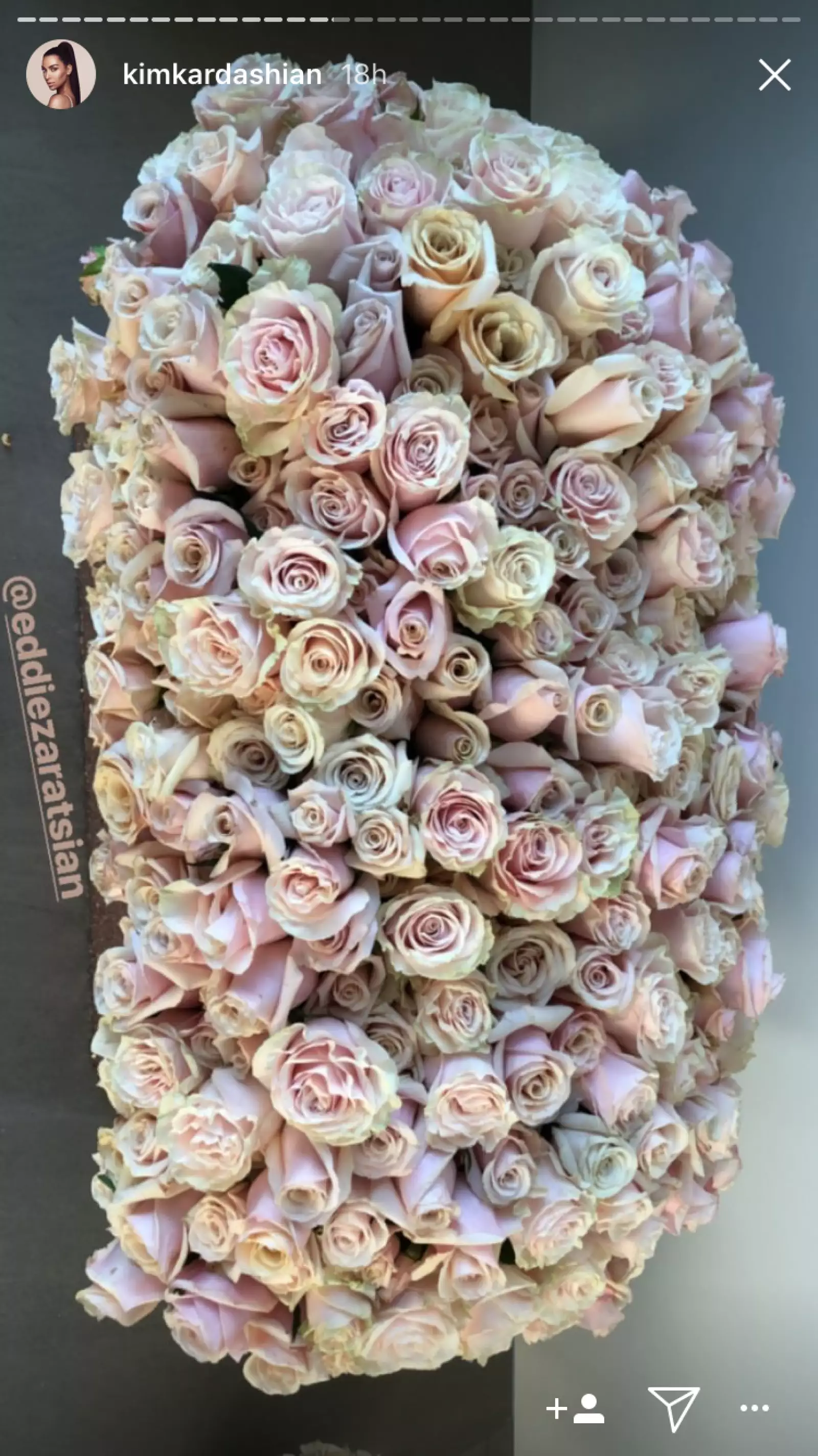 Kim Kardashian recibió decenas de flores por su cumple 37