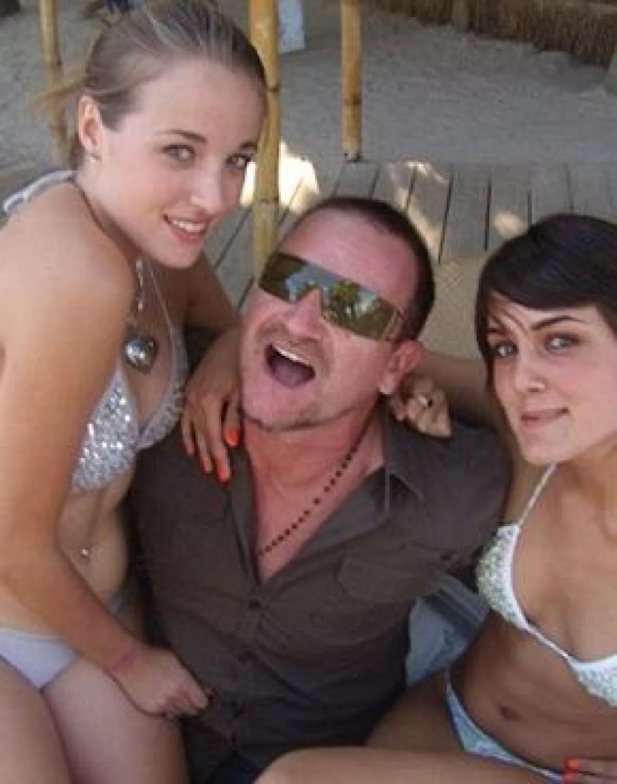 Durante su estancia en Saint Tropez, el vocalista de U2 fue visto con dos chicas de 19 años.