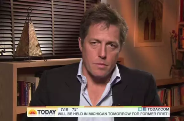 Hugh Grant durante una entrevista donde contó lo sucedido con el ex periodista del News of the World, quien confesó que el actor había sido víctima de espionaje telefónico..