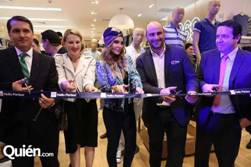 La cantante asistió a un centro comercial para hacer el corte de listón en una boutique, momento en que nos compartió su pasión por la moda