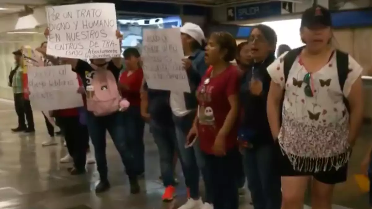 Maestros de la CNTE protestan en el Metro de CDMX y dejan entrar gratis a usuarios
