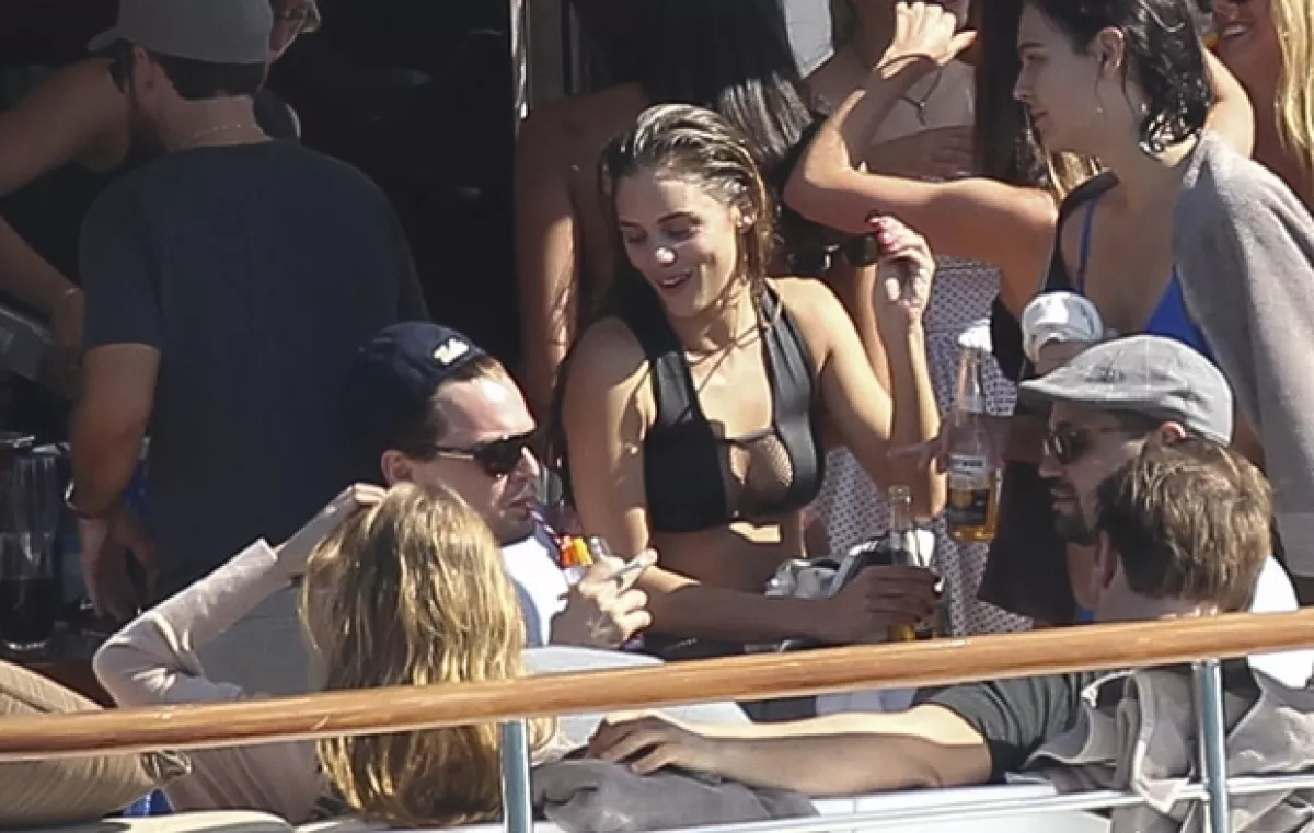 En todo momento el actor de 38 años estuvo acompañado de bellas mujeres, y en un punto una de ellas se sentó en su regazo.