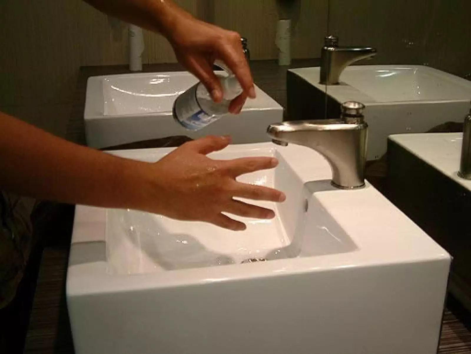 Lo recomendado para evitar contagios es lavarse manos con jabón, usar tapabocas y no acudir a lugares con aglomeraciones humanas.