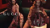 Las tops Karmen Pedaru y Nadja Bender reviven el glamour del old Hollywood en la nueva campaña de Gucci, realizada por los icónicos fotógrafos Mert Alas y Marcus Piggott.