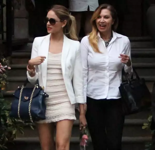 Eiza y su mamá captadas en un restaurante en México el año pasado.