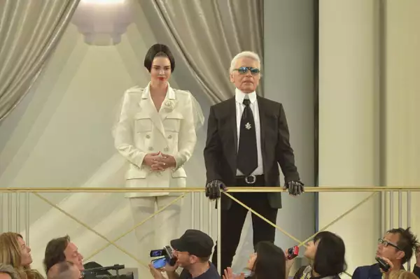 Kendall Jenner cerrando la pasarela de Chanel con Karl Lagerfeld