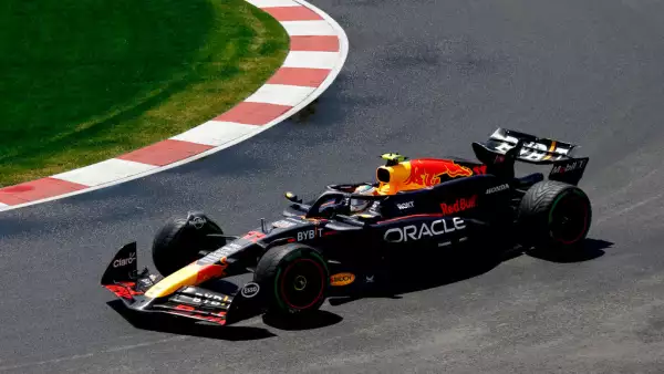 foto del auto de Checo Perez en una curva del Gran Premio de Canadá