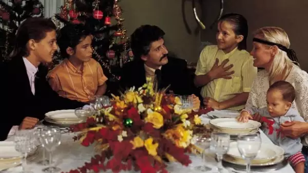 Luis Miguel, un amigo de la familia, Luis Rey, Alejandro, Marcela Basteri y Sergio durante la navidad de 1984 en México.