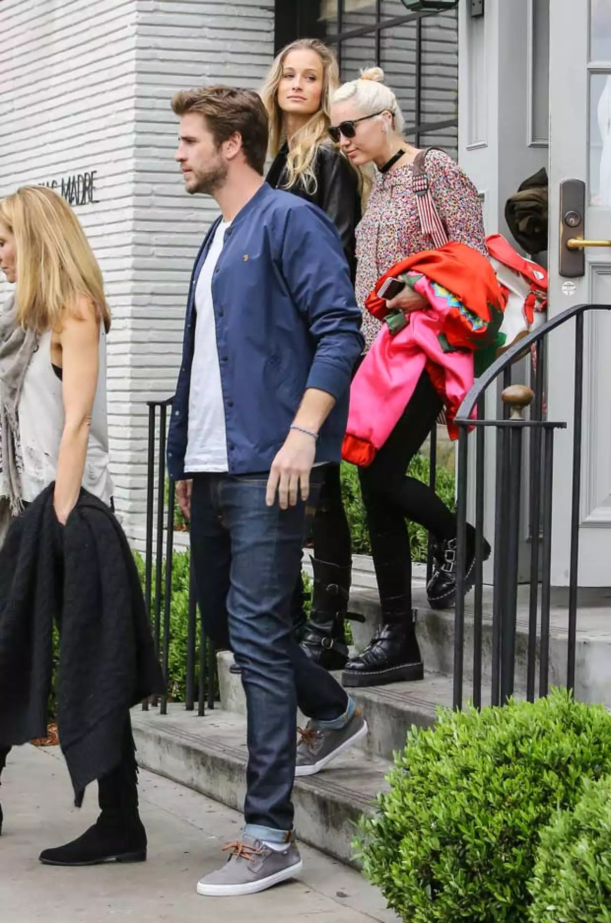 El actor y la cantante fueron captados juntos, hace unos días, saliendo de un restaurante en West Hollywood, acompañados de la familia de él.