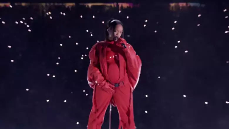 Rihanna muestra su pancita de embarazada Super Bowl