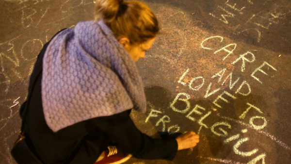 La gente salió a las calles de Bruselas a escribir mensajes de apoyo. (Getty Images)