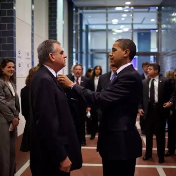 Obama le arregla la corbata al secretario Ray LaHood mientras se preparan para dar un anuncio en el Departamento de Transporte, en Washington, D.C.